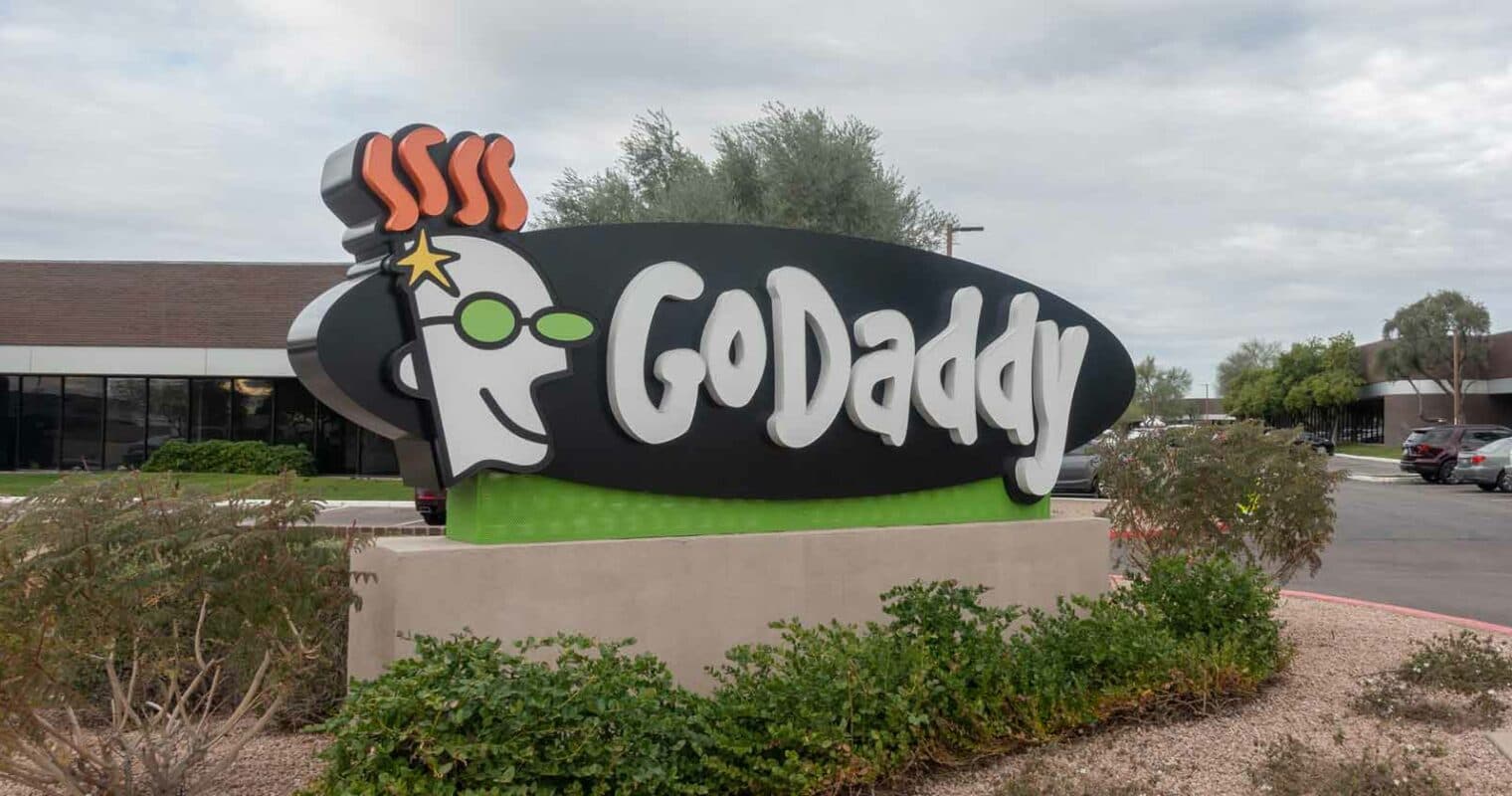 GoDaddy ही एक जगप्रसिद्ध डोमेन रजिस्ट्रेशन आणि वेब होस्टिंग सेवा पुरवणारी कंपनी आहे.